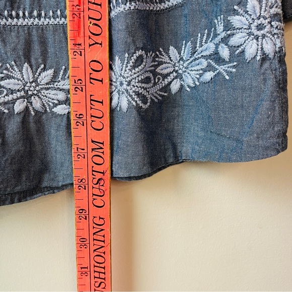🏷️ 2/$20 Soft Surroundings Chambray Embroidered Tunic Top - Picture 7 of 11